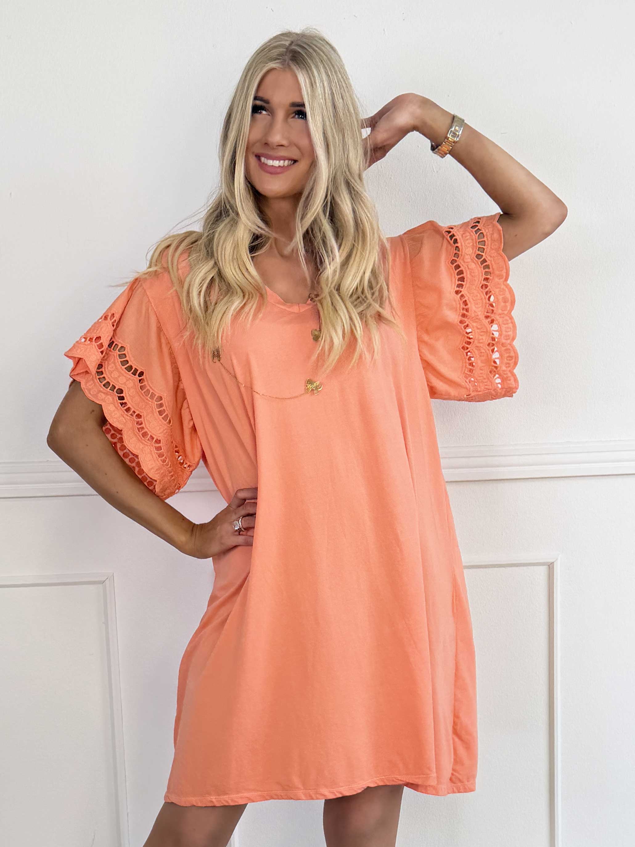 Magnolia - T-shirtkjole i blød bomuld med fine ærmer i broderet hulmønster